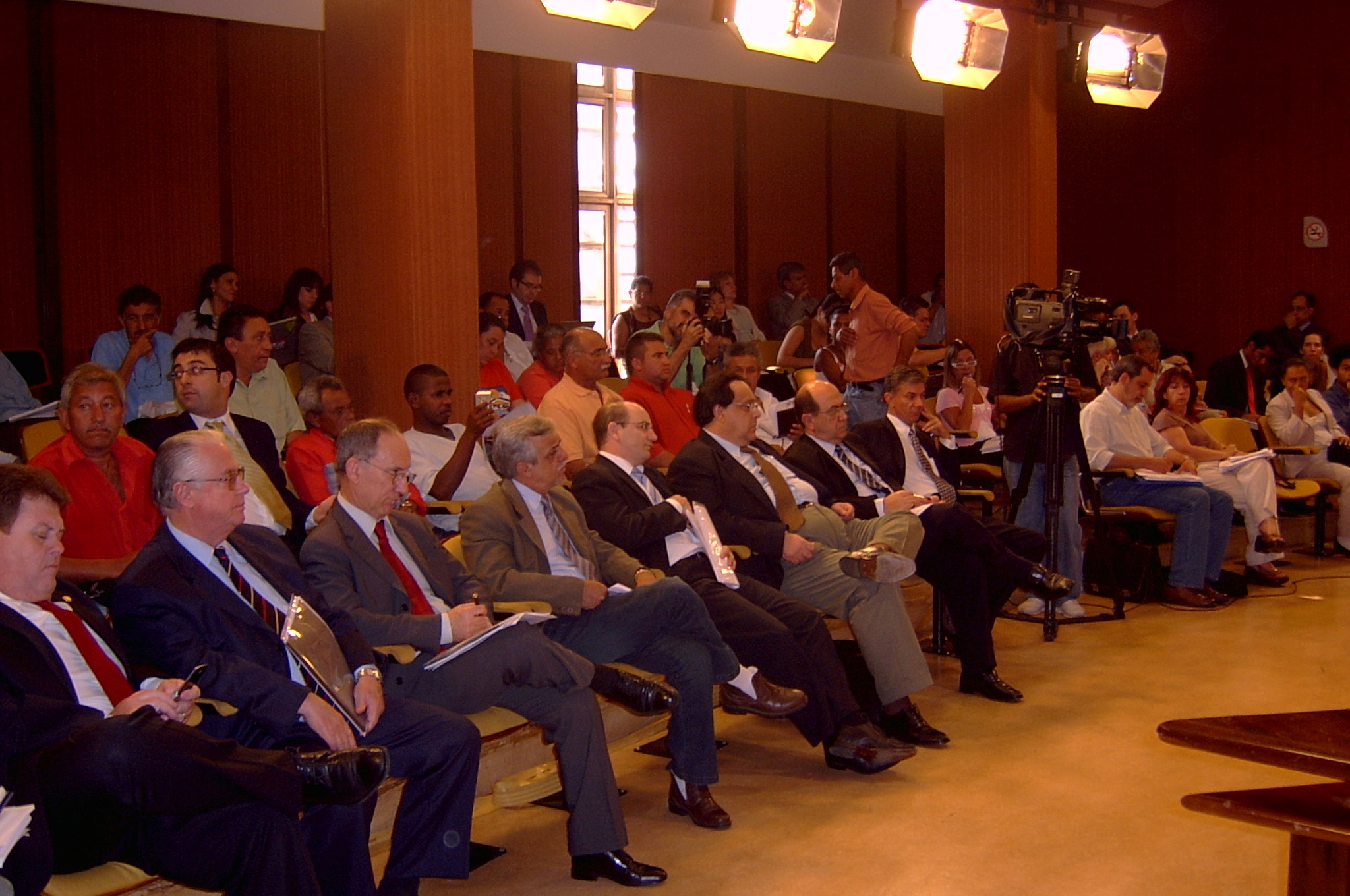 Parlamentares e representantes dos movimentos de moradia lotaram o auditrio Teotnio Vilela<a style='float:right;color:#ccc' href='https://www3.al.sp.gov.br/repositorio/noticia/03-2008/BRUNO COVAS CFO HAB 081.jpg' target=_blank><i class='bi bi-zoom-in'></i> Clique para ver a imagem </a>